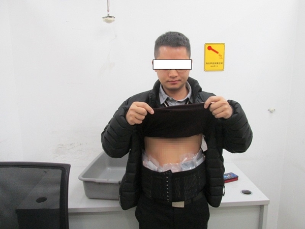 男子绑藏25部苹果手机过关被查 张辉摄.jpg