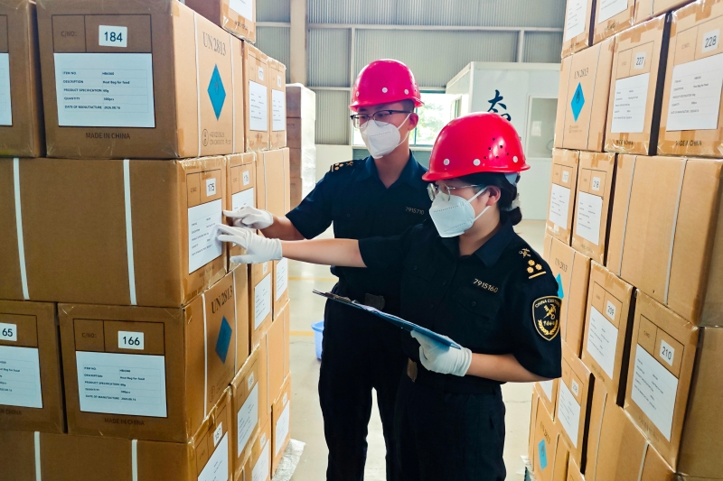 广安海关关员对辖区企业出口食品专用发热包进行危险货物包装检验