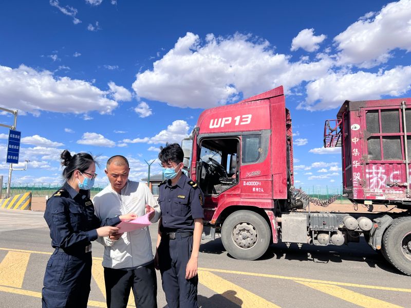 阿拉善海关在乌力吉口岸开展法治宣传